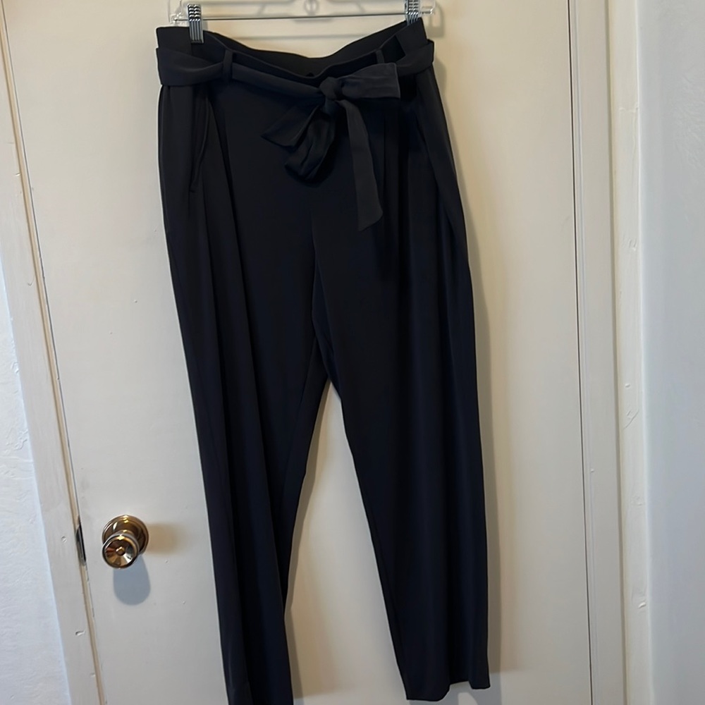 EUC women’s White House black market the tapered ankle pants; sz large; charcoal